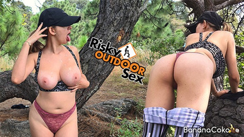 Пышногрудая курва круто долбится на природе
